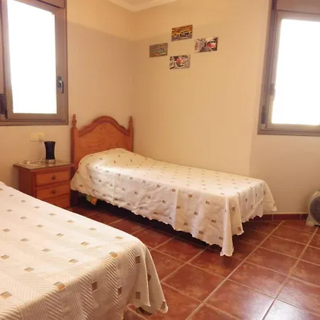 Spacious 2 Bedroom Townhouse Close To The Beach *