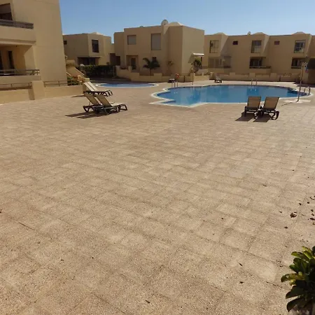 Spacious 2 Bedroom Townhouse Close To The Beach