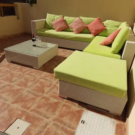 Spacious 2 Bedroom Townhouse Close To The Beach شقة