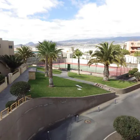 Spacious 2 Bedroom Townhouse Close To The Beach *